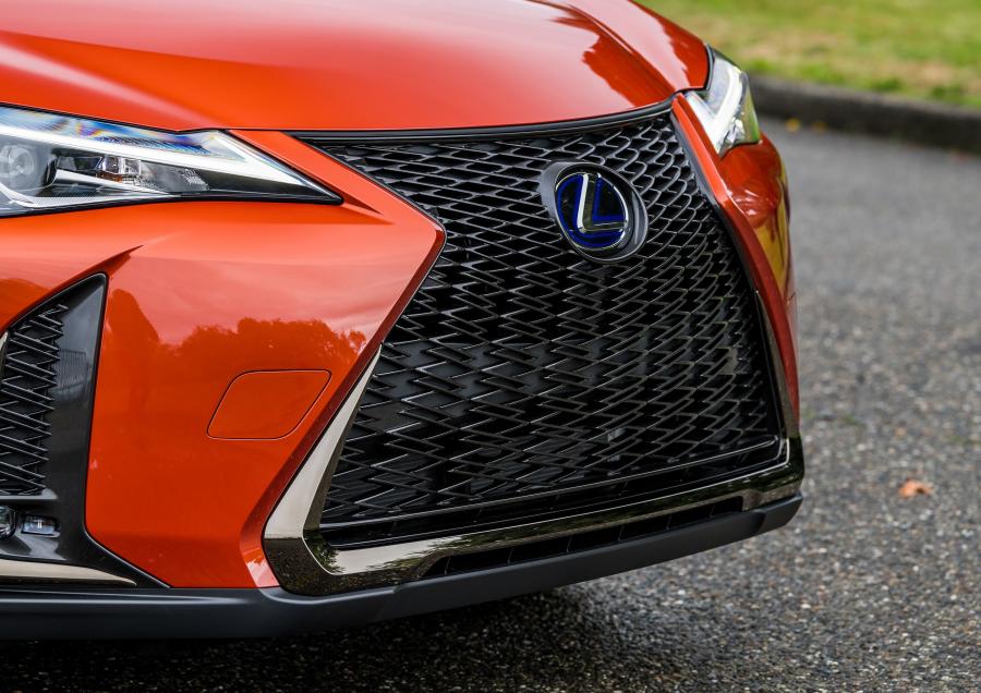 Детали экстерьера Lexus UX250h F-Sport 2018 года  (NA) (фото 26 из 40)